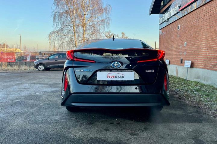 Sort Toyota Prius fra 2020 set udefra