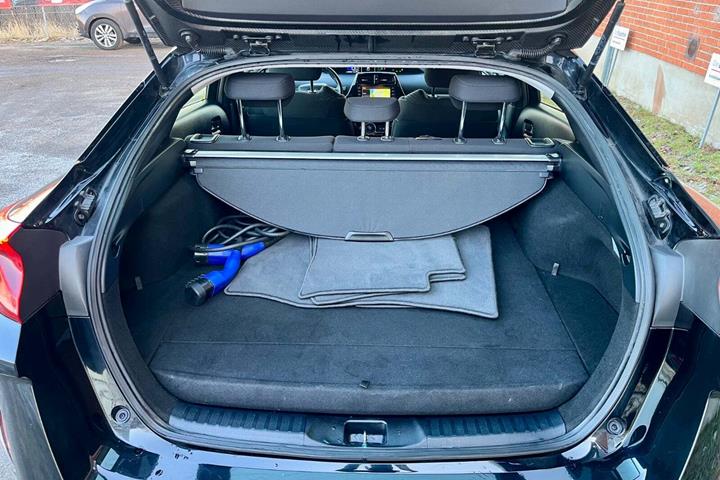 Sort Toyota Prius fra 2020 set indefra