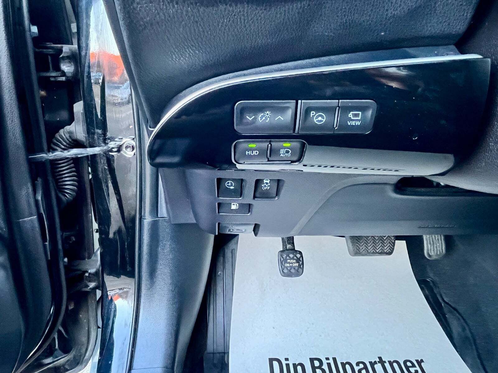 Sort Toyota Prius fra 2020 set indefra