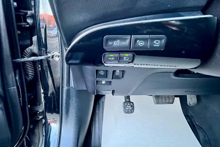 Sort Toyota Prius fra 2020 set indefra