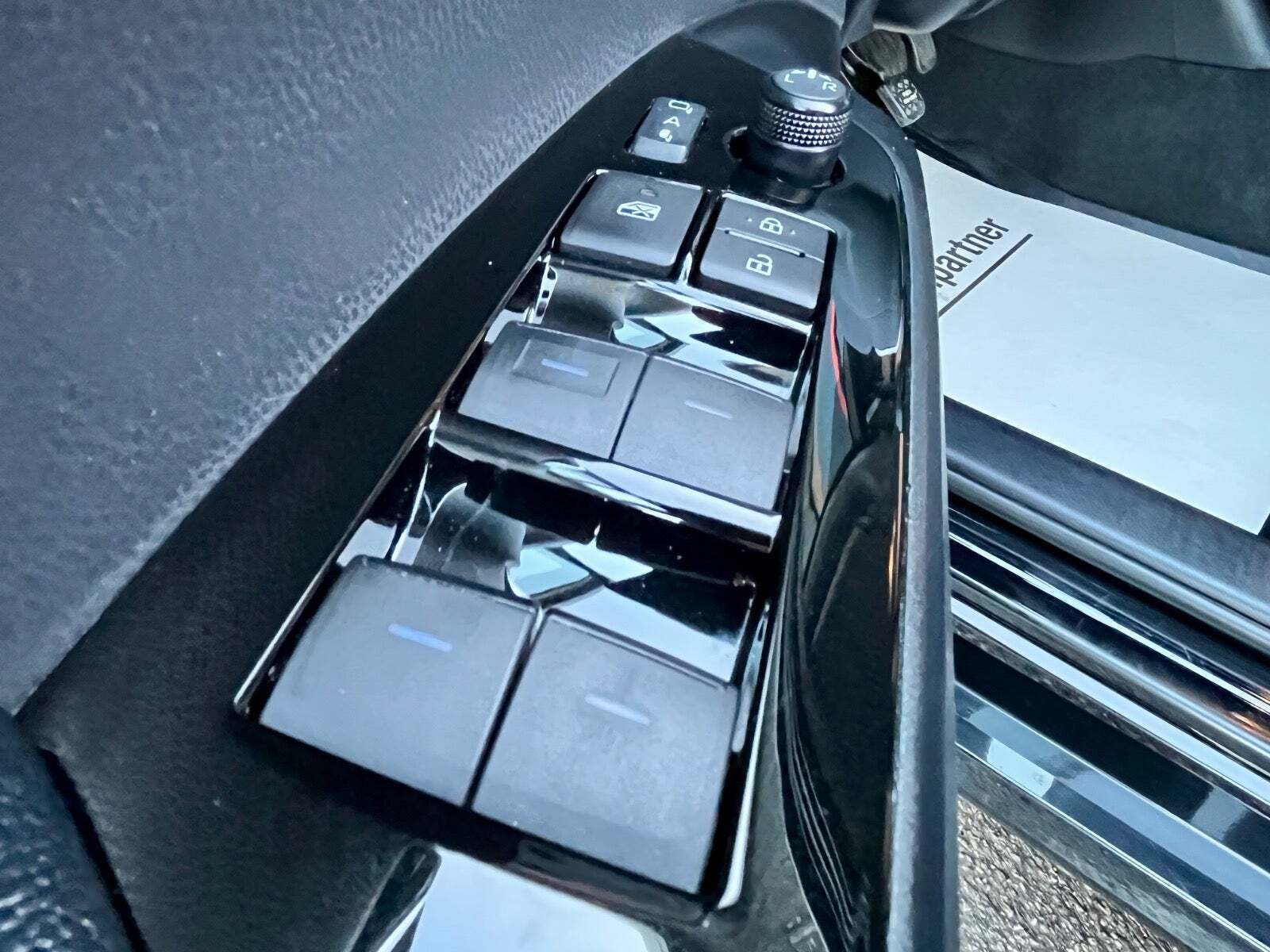 Sort Toyota Prius fra 2020 set indefra