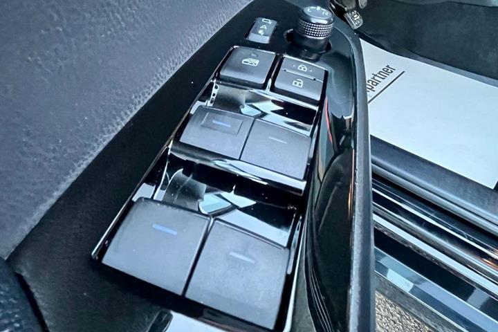 Sort Toyota Prius fra 2020 set indefra