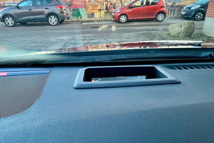 Sort Toyota Prius fra 2020 set indefra