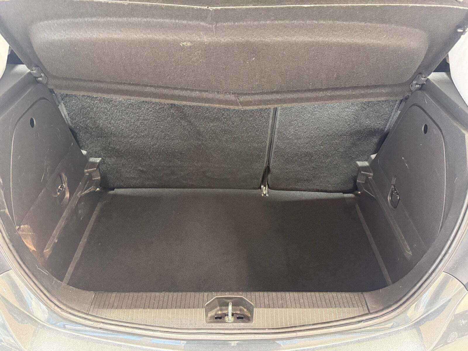 Grå Opel Corsa fra 2017