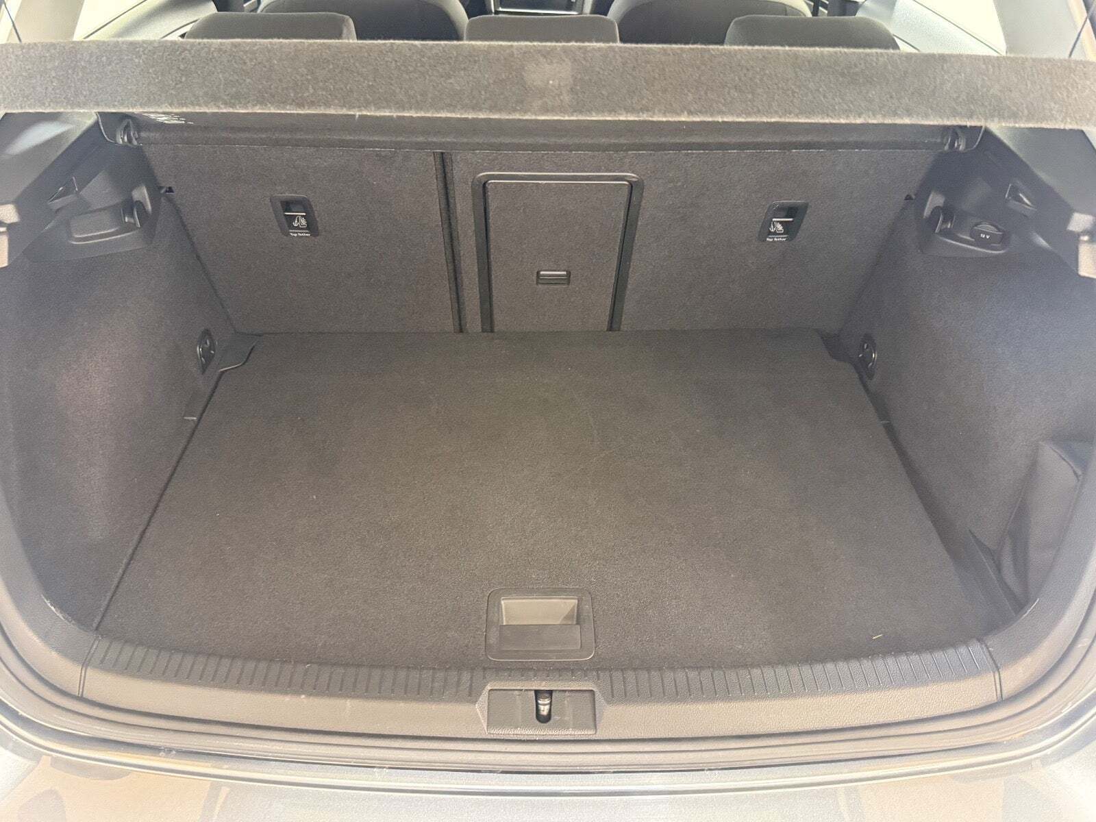 Grå VW Golf VII fra 2018