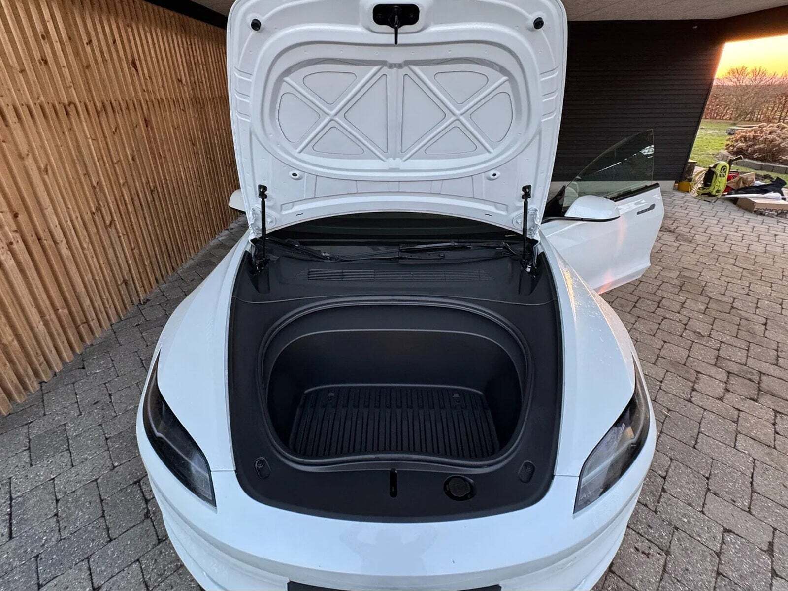 Hvid Tesla Model 3 fra 2024