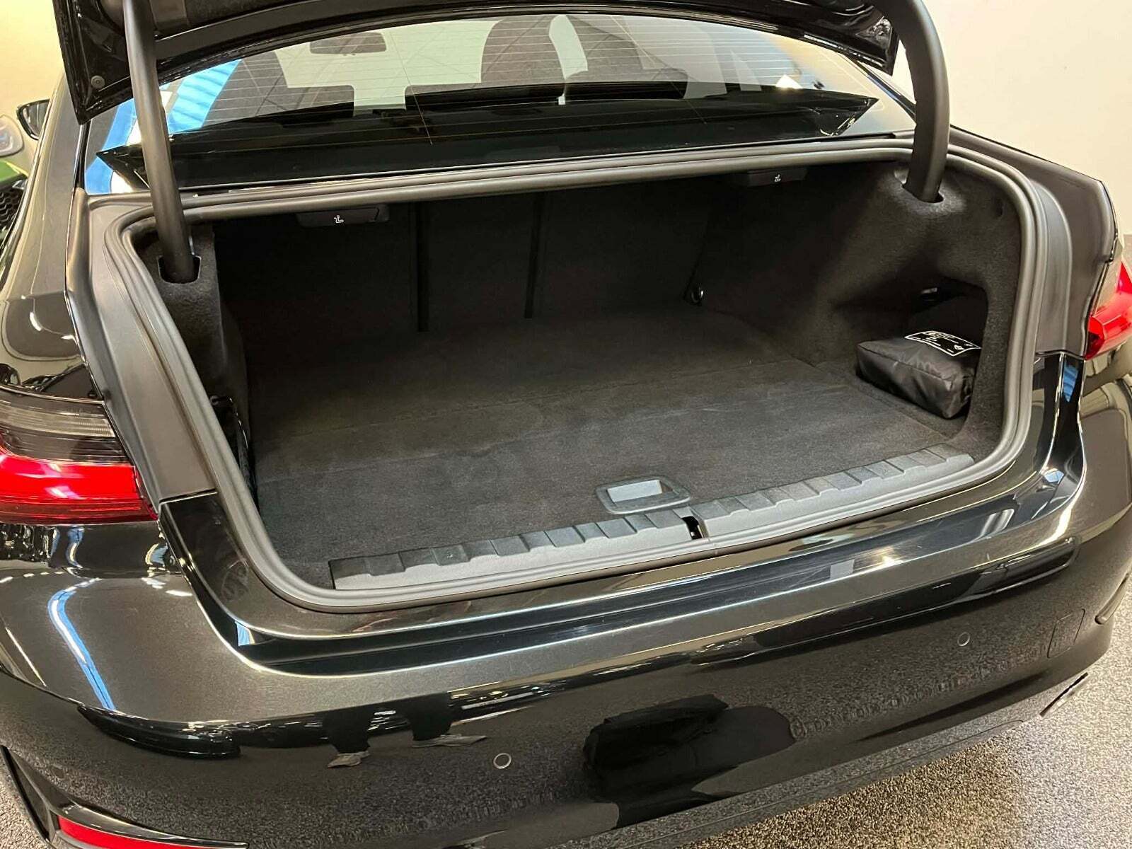 Sort BMW 330e fra 2021