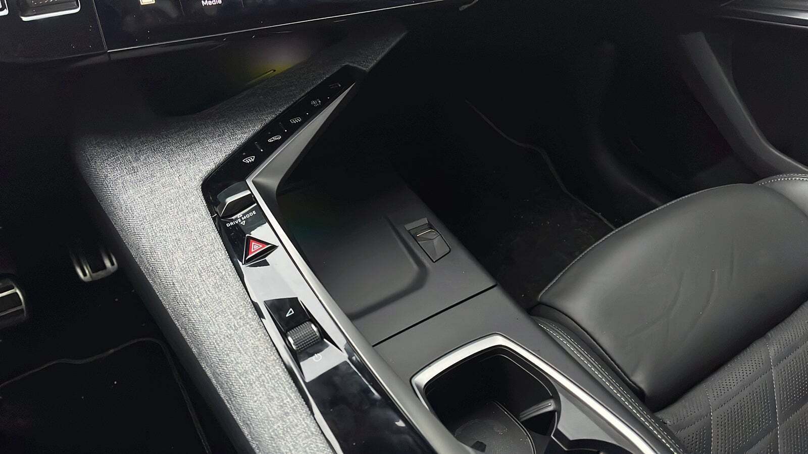 Grå Peugeot e-3008 fra 2024