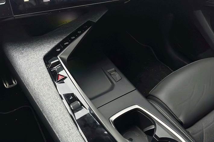 Grå Peugeot e-3008 fra 2024