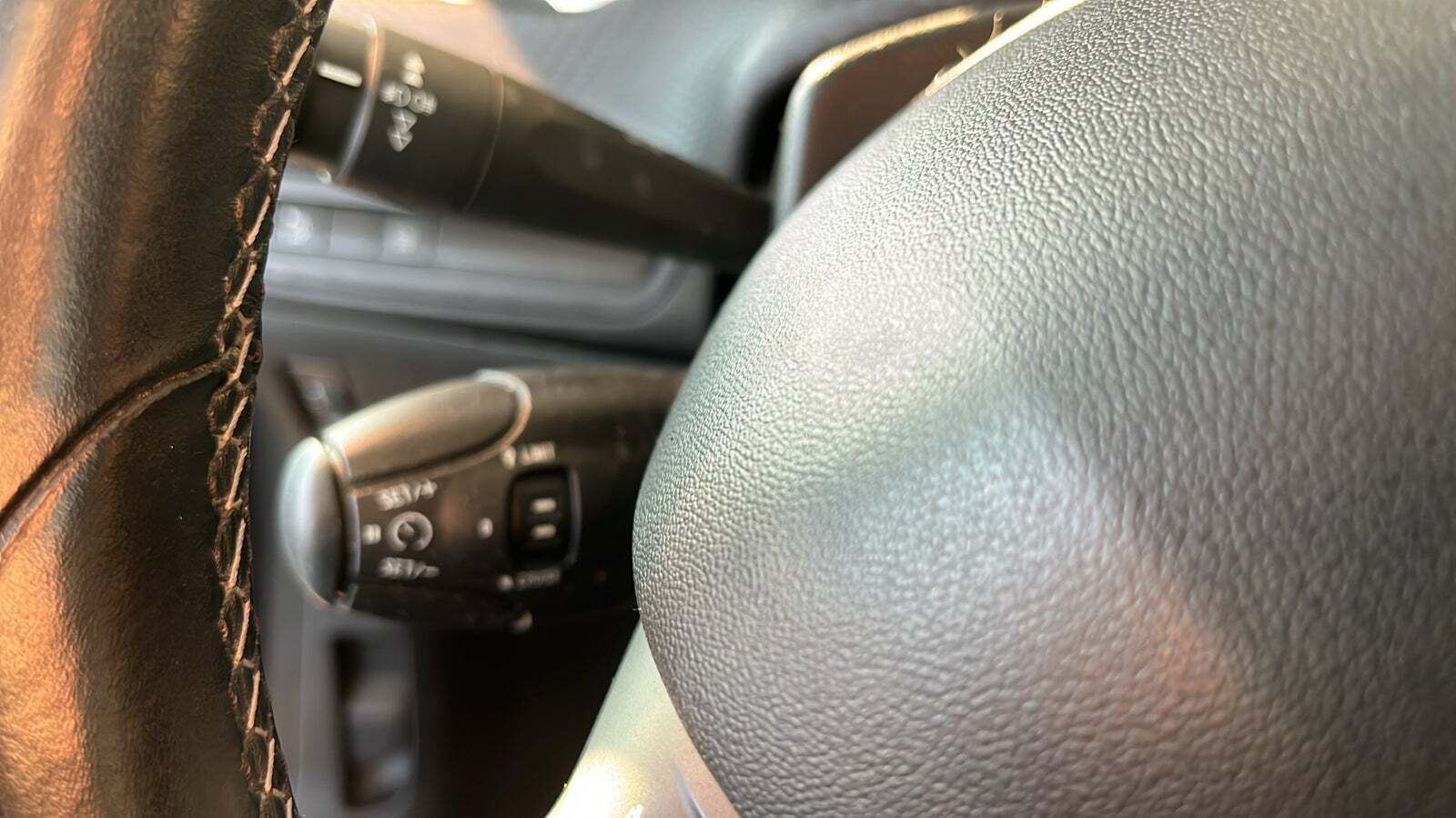 Grå Peugeot 208 fra 2019