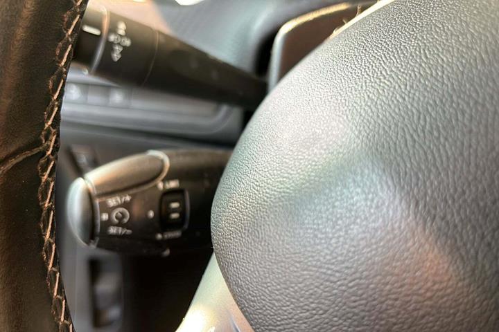 Grå Peugeot 208 fra 2019