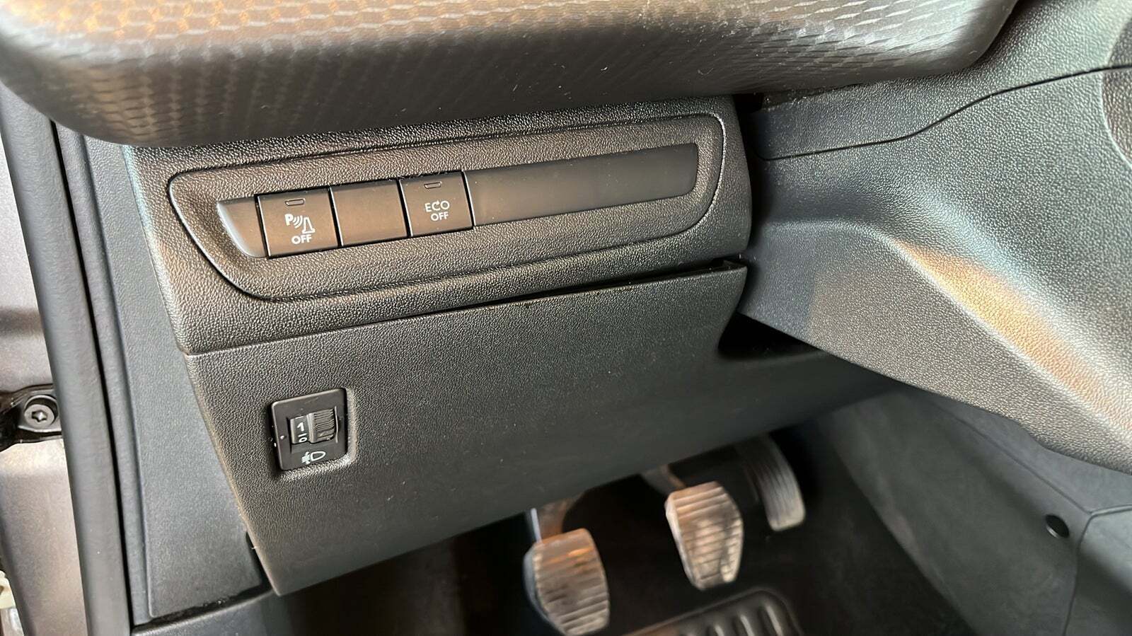 Grå Peugeot 208 fra 2019