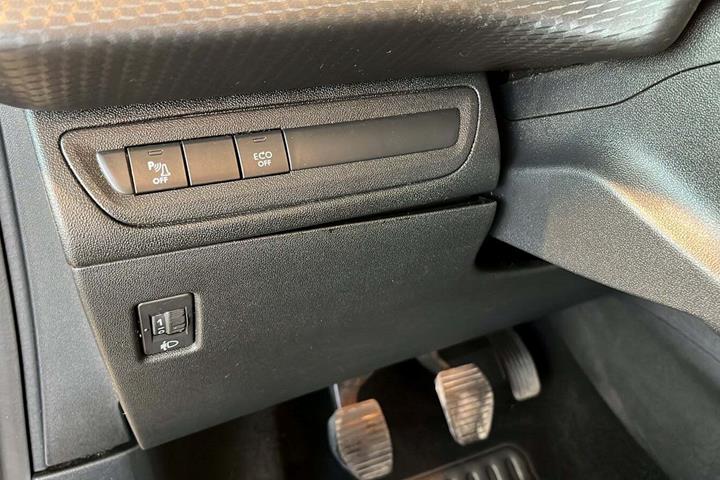 Grå Peugeot 208 fra 2019