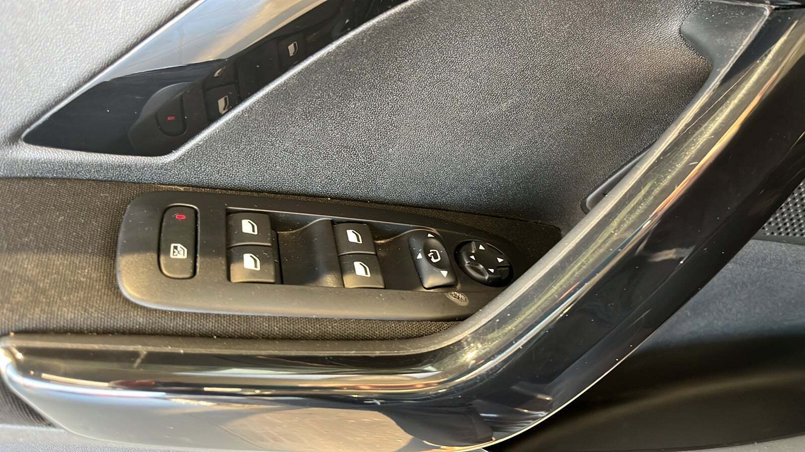 Grå Peugeot 208 fra 2019