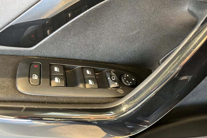 Grå Peugeot 208 fra 2019