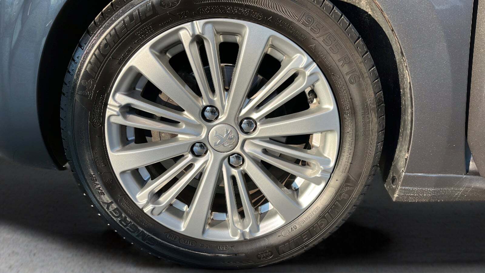 Grå Peugeot 208 fra 2019