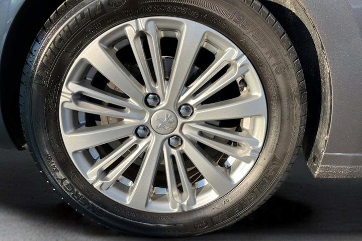 Grå Peugeot 208 fra 2019