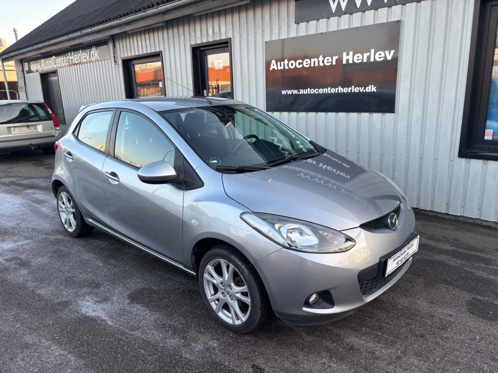 Grå Mazda 2 fra 2010