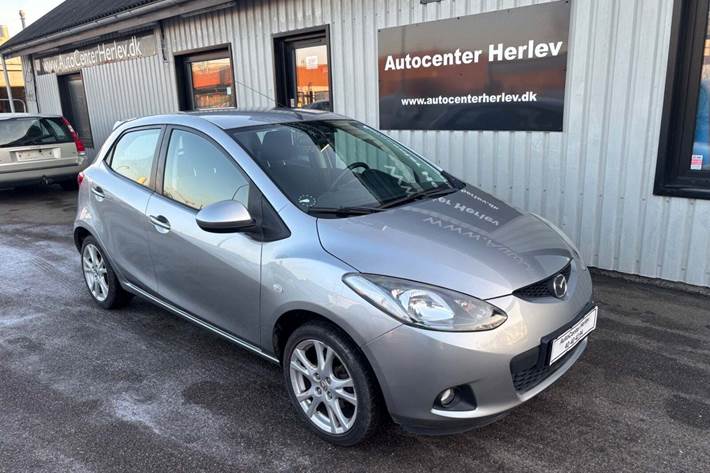 Grå Mazda 2 fra 2010 set udefra