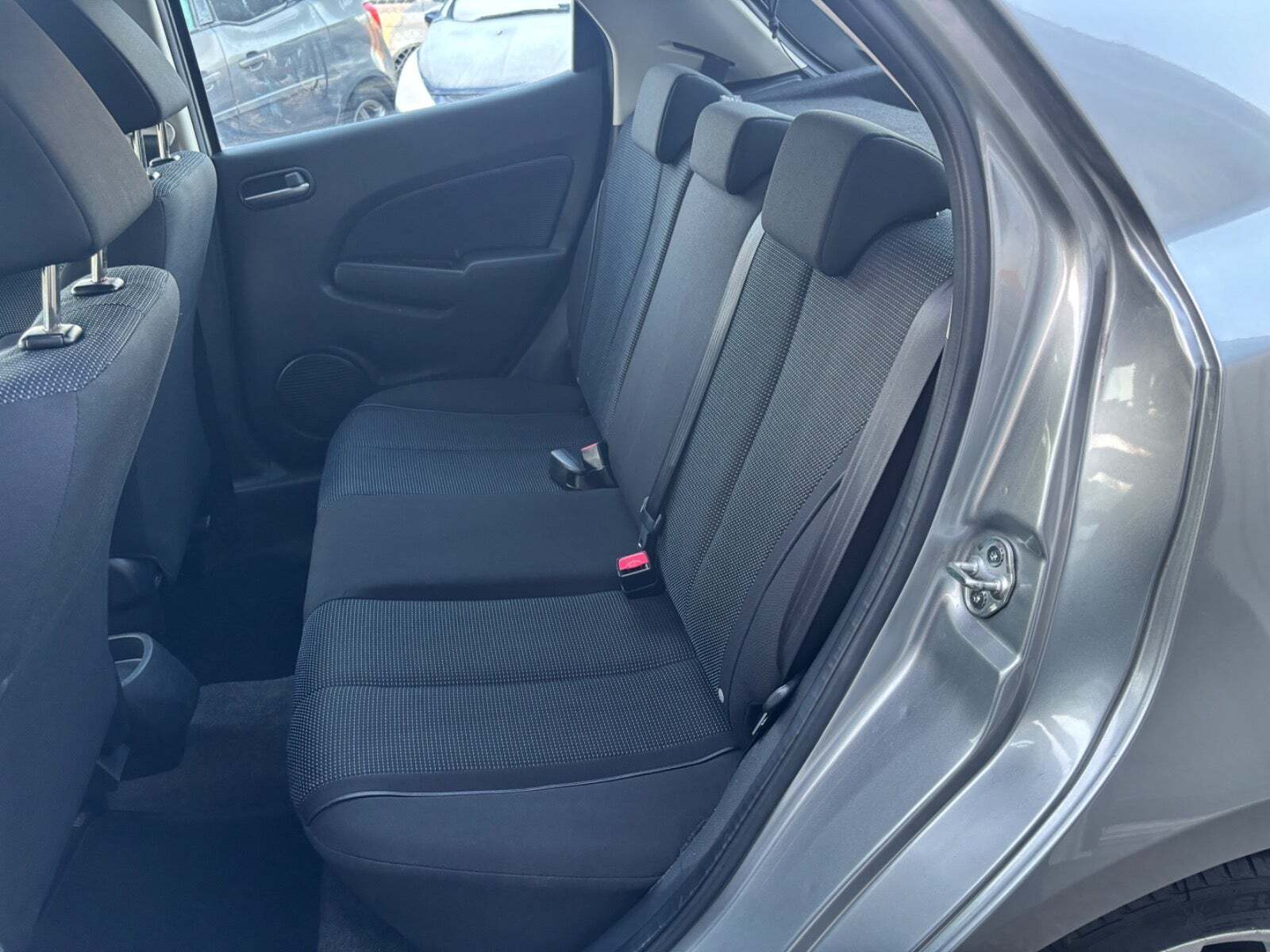 Grå Mazda 2 fra 2010