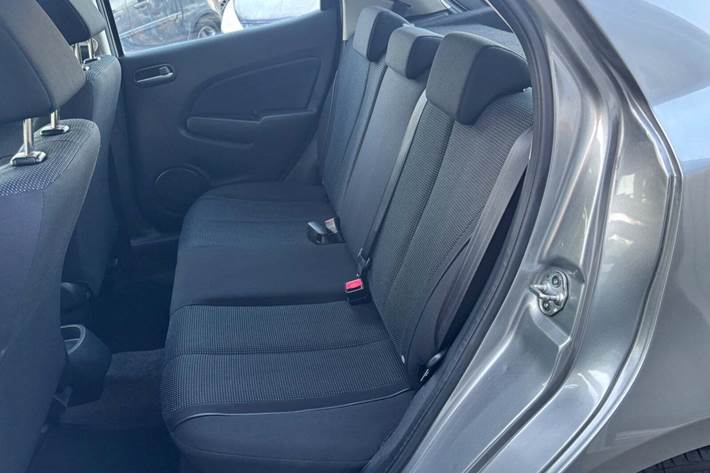 Grå Mazda 2 fra 2010