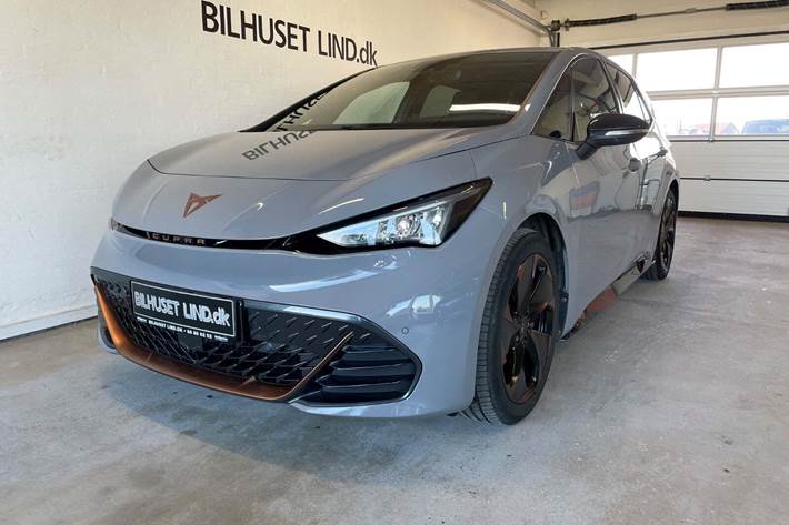 Grå Cupra Born fra 2022 set udefra