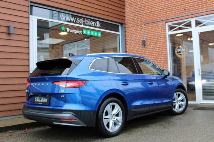 Blå Skoda Enyaq fra 2022