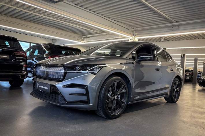 Grå Skoda Enyaq fra 2023 set udefra