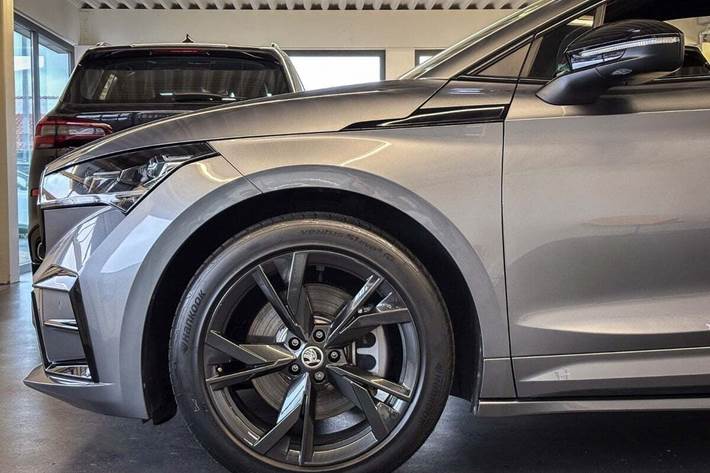 Grå Skoda Enyaq fra 2023
