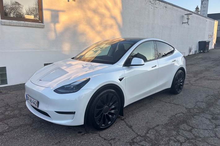 Hvid Tesla Model Y fra 2023 set udefra