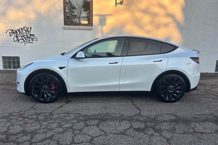 Hvid Tesla Model Y fra 2023