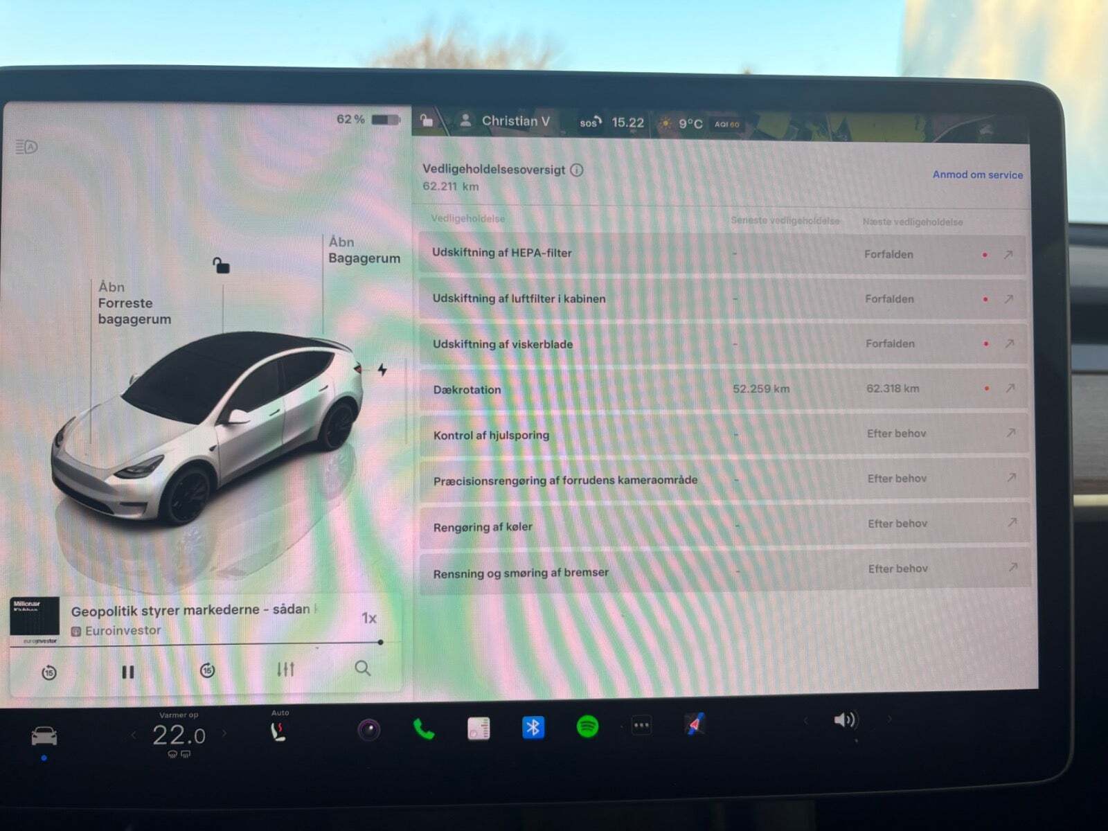 Hvid Tesla Model Y fra 2023