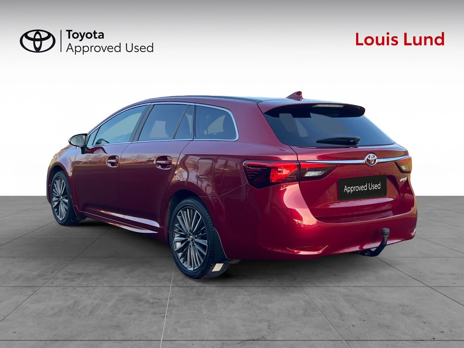 Rød Toyota Avensis fra 2017