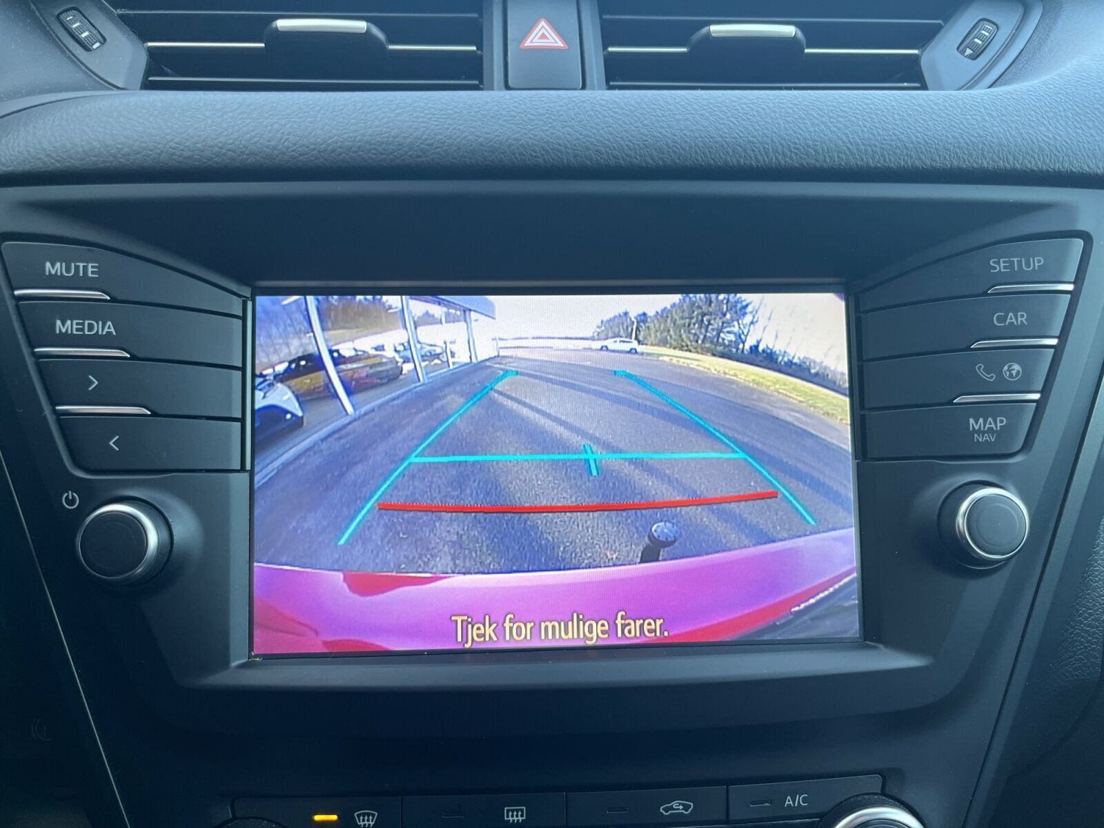 Rød Toyota Avensis fra 2017