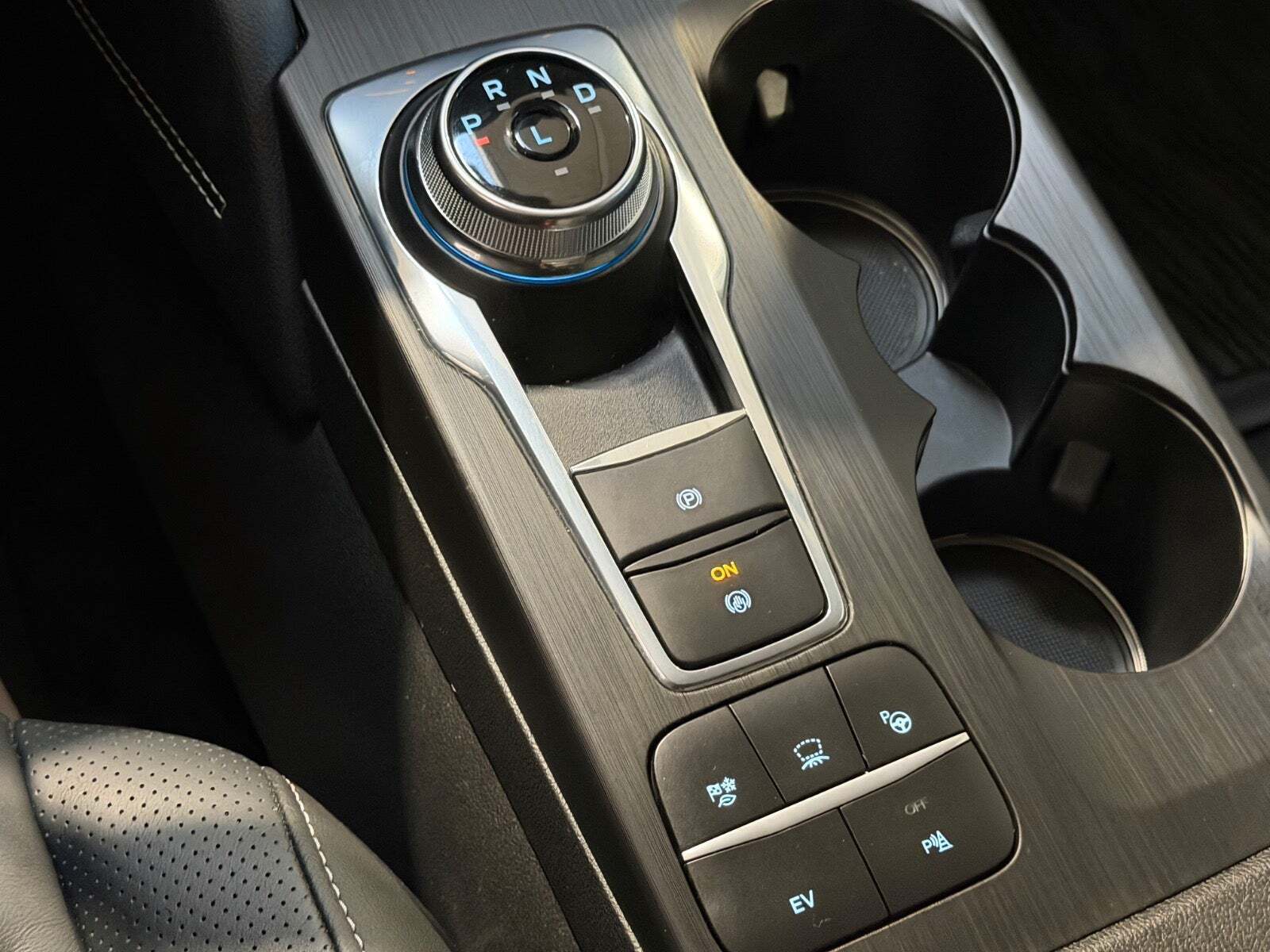 Grå Ford Kuga fra 2023