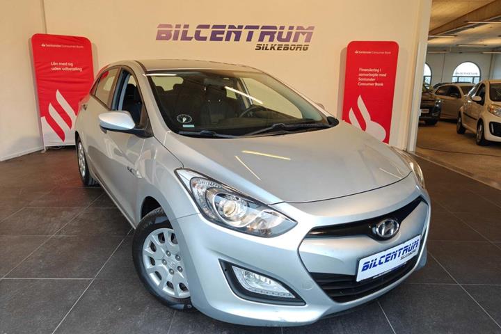 Sølv Hyundai i30 fra 2014 set udefra