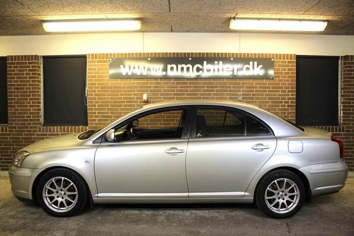 Sølv Toyota Avensis fra 2005