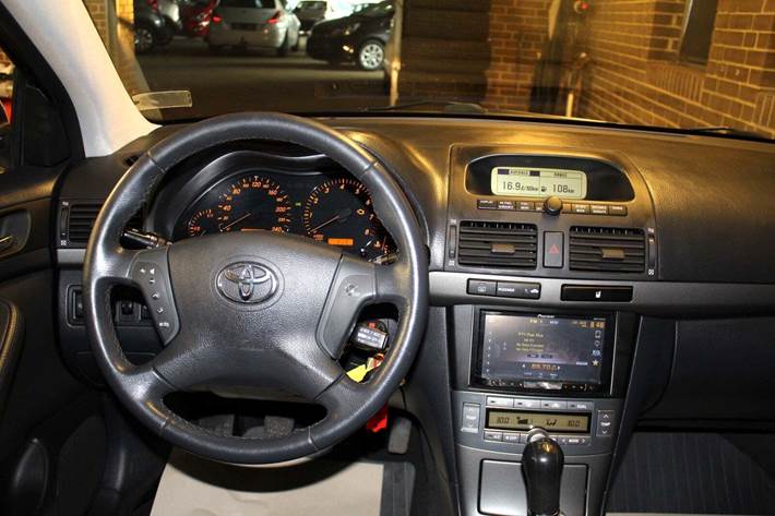 Sølv Toyota Avensis fra 2005