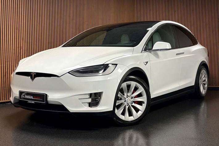 Hvid Tesla Model X fra 2020 set udefra