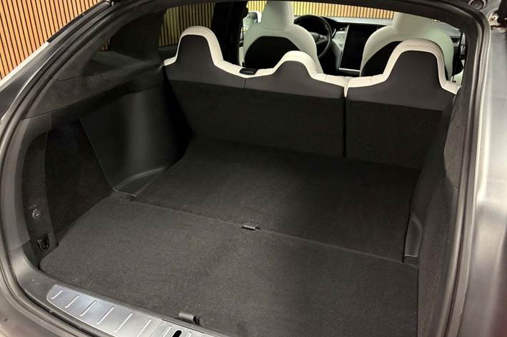 Hvid Tesla Model X fra 2020