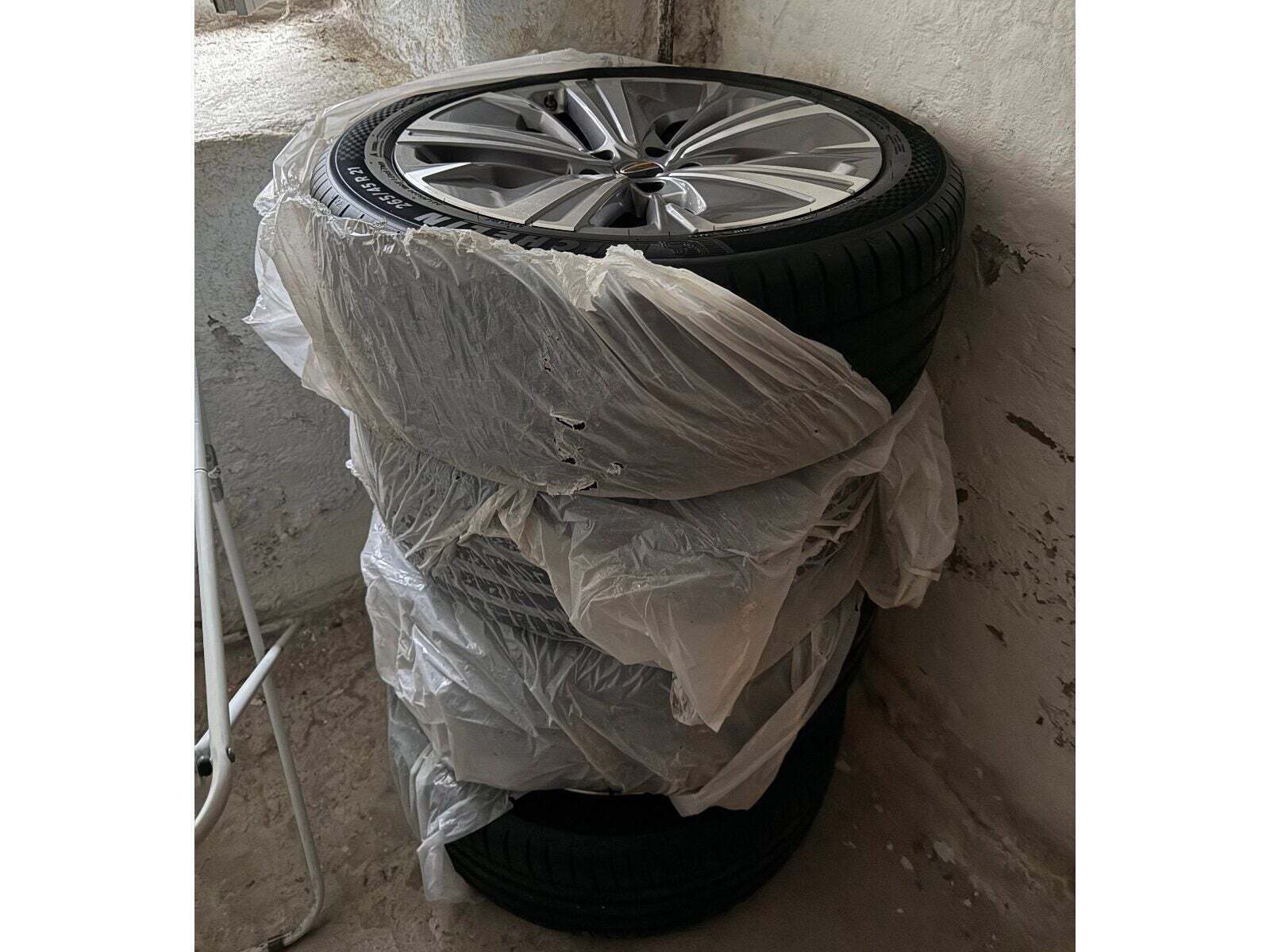 Grå Hongqi E-HS9 fra 2024