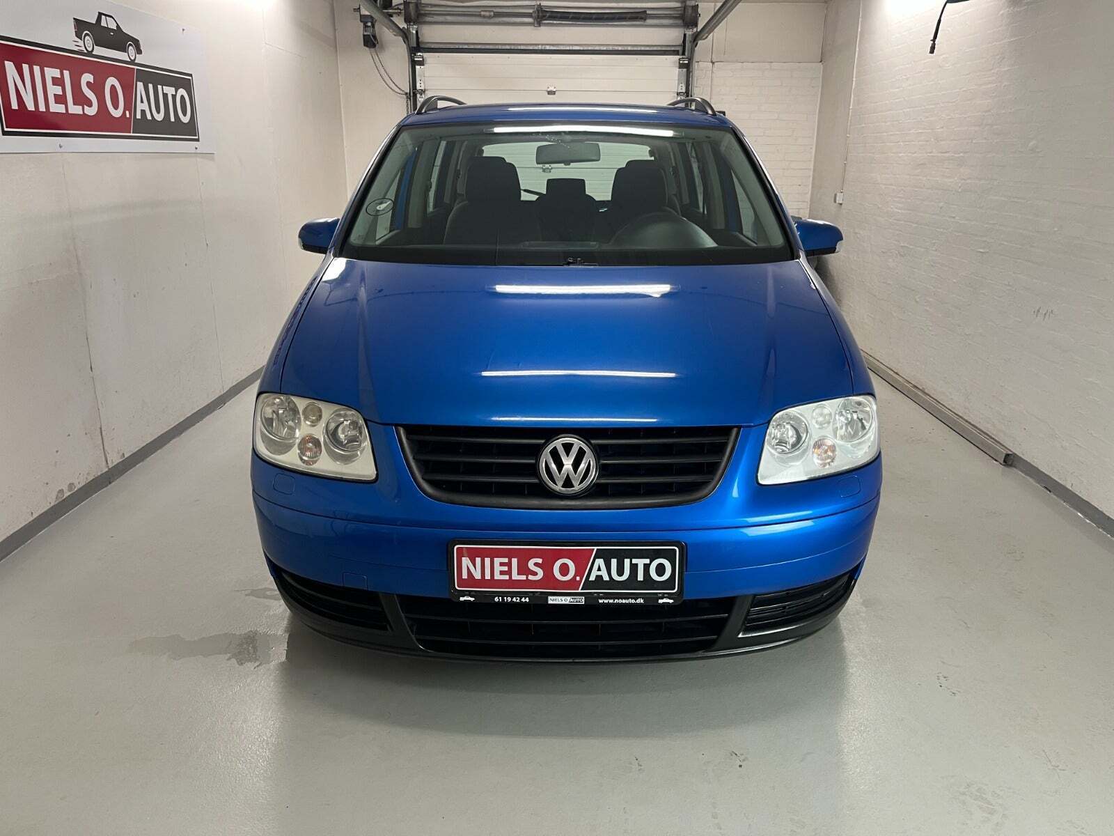 Blå VW Touran fra 2004