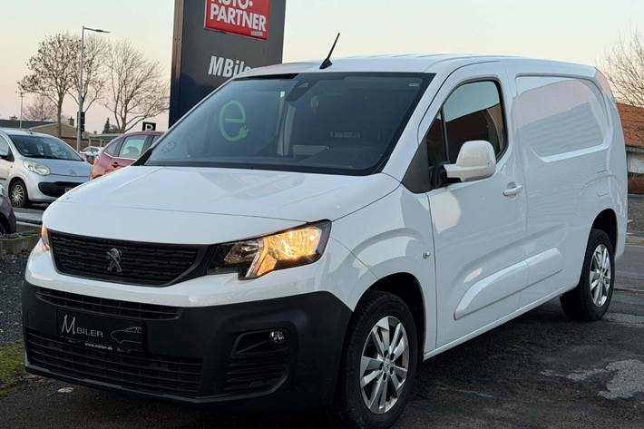 Hvid Peugeot Partner fra 2022 set udefra