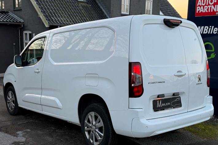 Hvid Peugeot Partner fra 2022