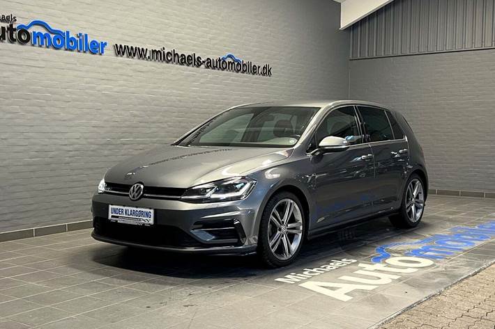 Grå VW Golf VII fra 2018