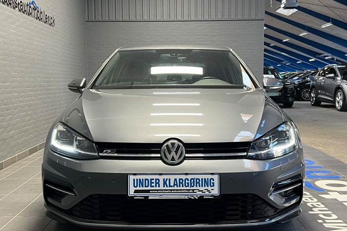 Grå VW Golf VII fra 2018
