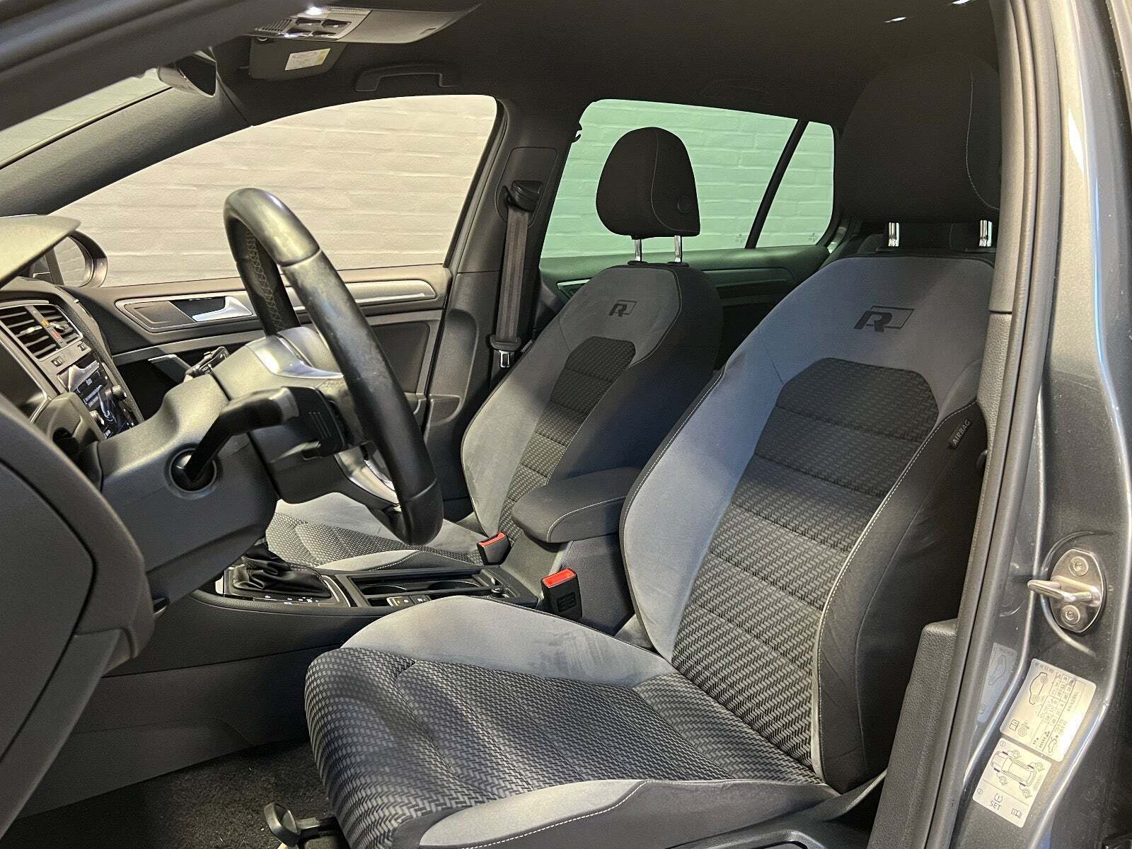 Grå VW Golf VII fra 2018