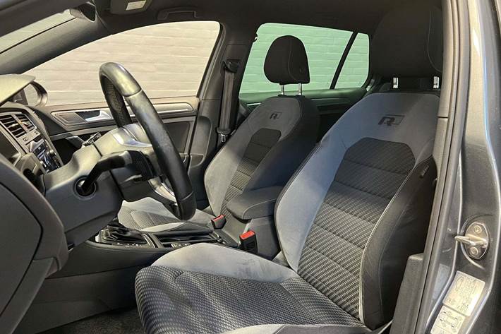 Grå VW Golf VII fra 2018