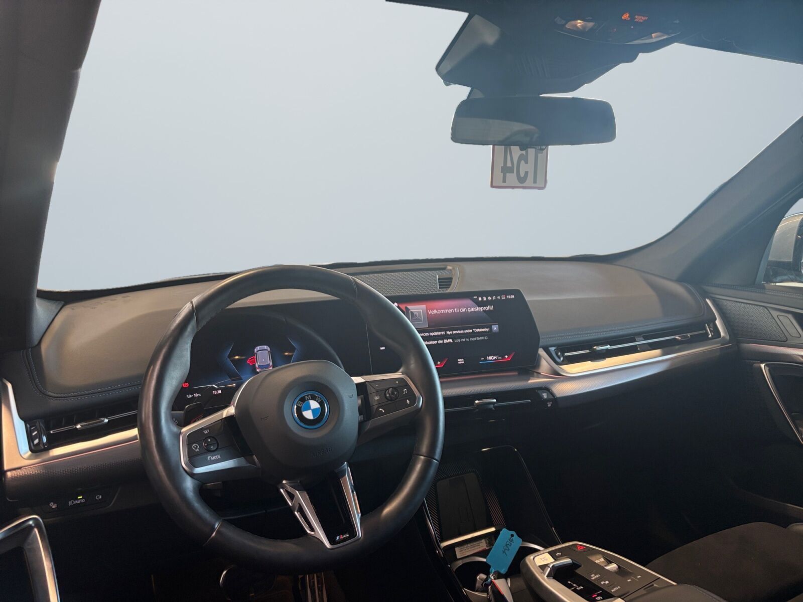 Sølv BMW iX1 fra 2023