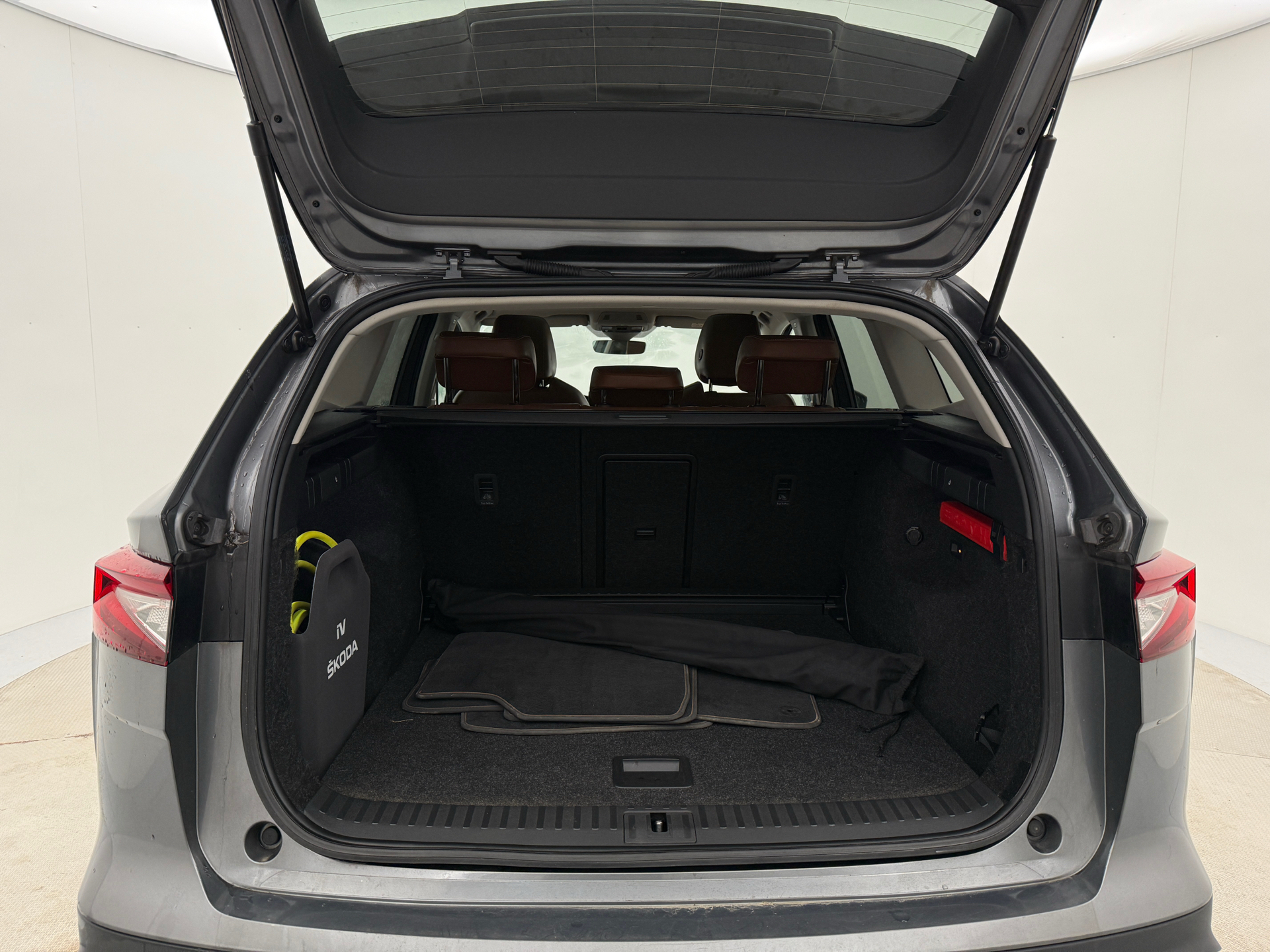 Grå Skoda Enyaq fra 2023